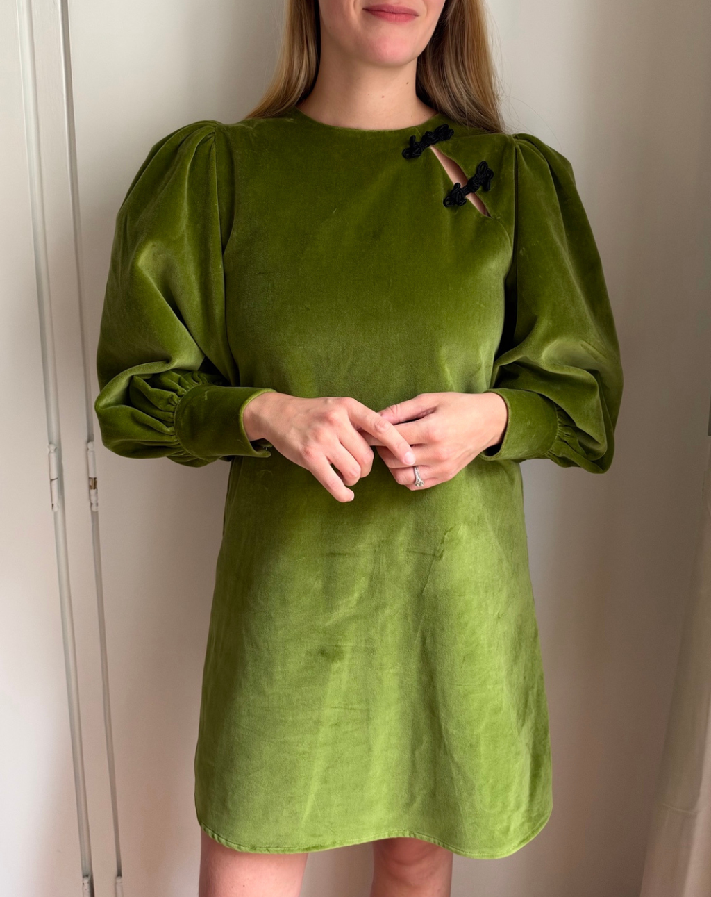 Robe Olivia en velours de coton vert prairie, longueur mi-cuisse – Iris de Froment