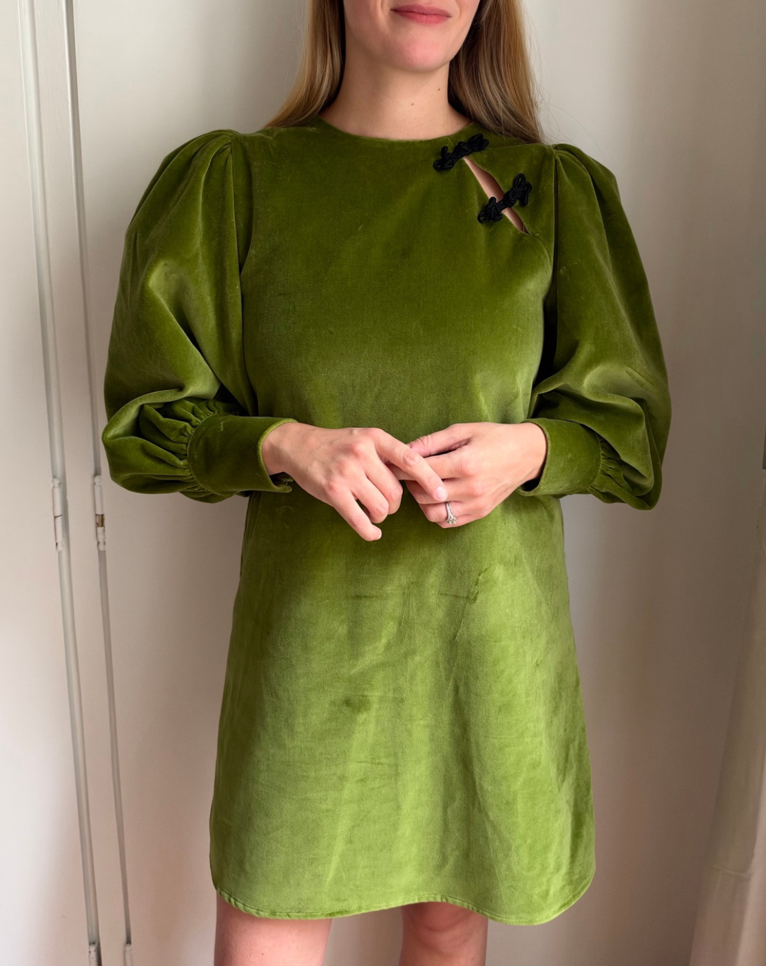 Robe Olivia en velours de coton vert prairie, longueur mi-cuisse – Iris de Froment