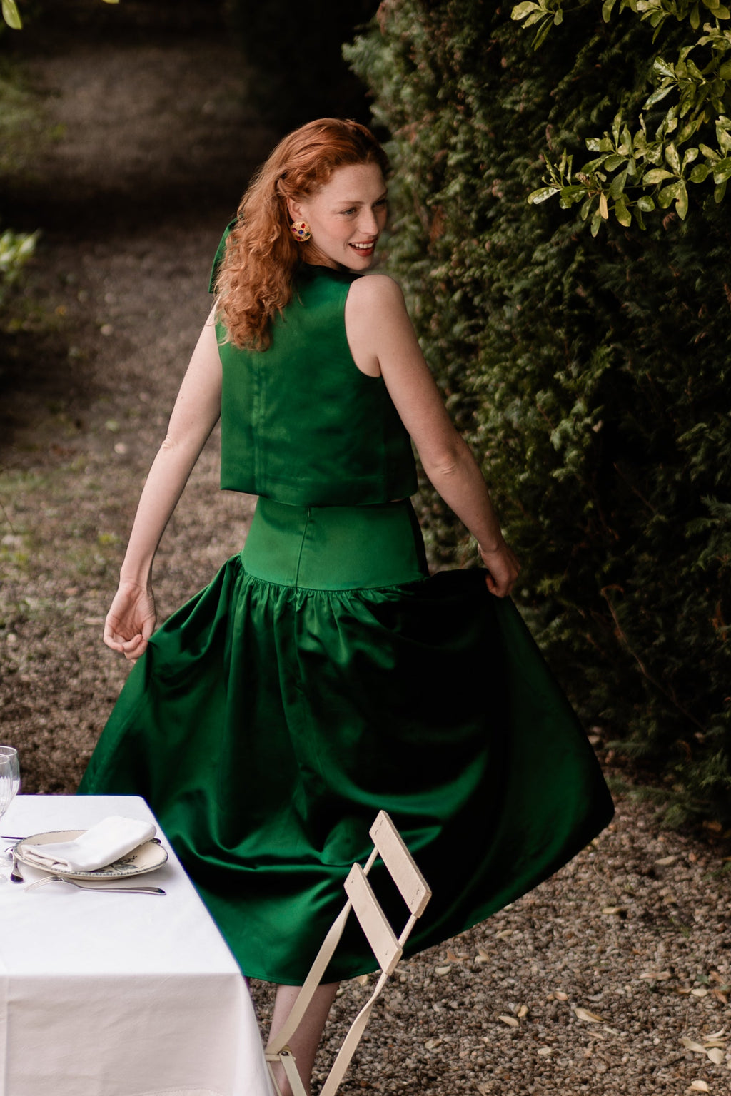 Ensemble Cassandre et Garance vert — Iris de Froment — tenue de cérémonie vue dos
