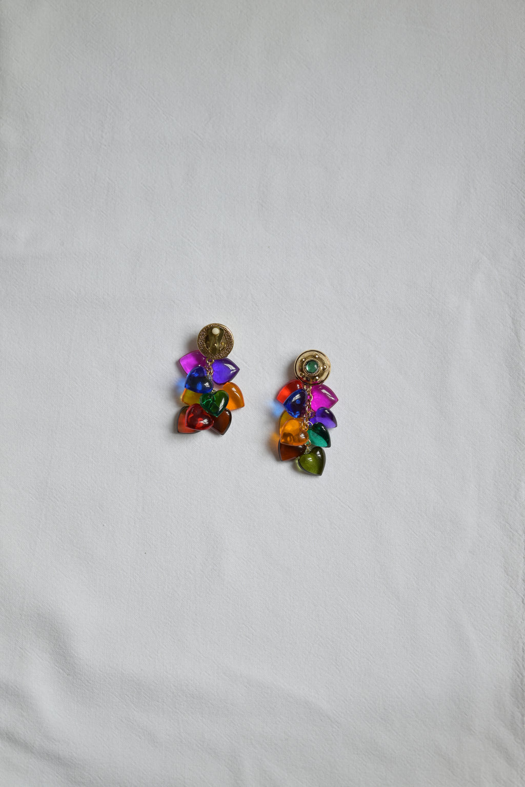 Clips d'oreilles Alma — Iris de Froment — clips dorés à cœurs multicolores