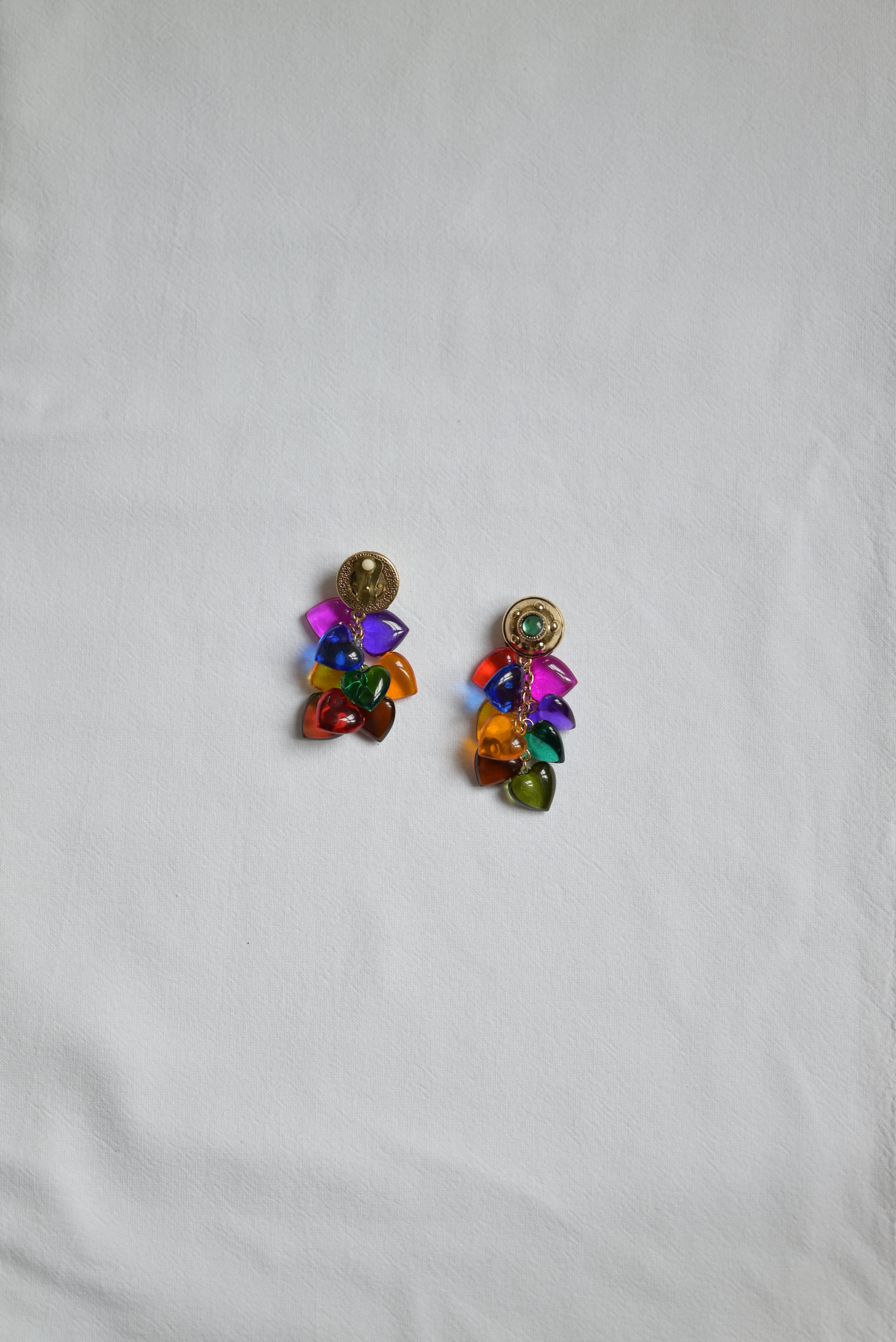 Clips d'oreilles Alma — Iris de Froment — clips dorés à cœurs multicolores