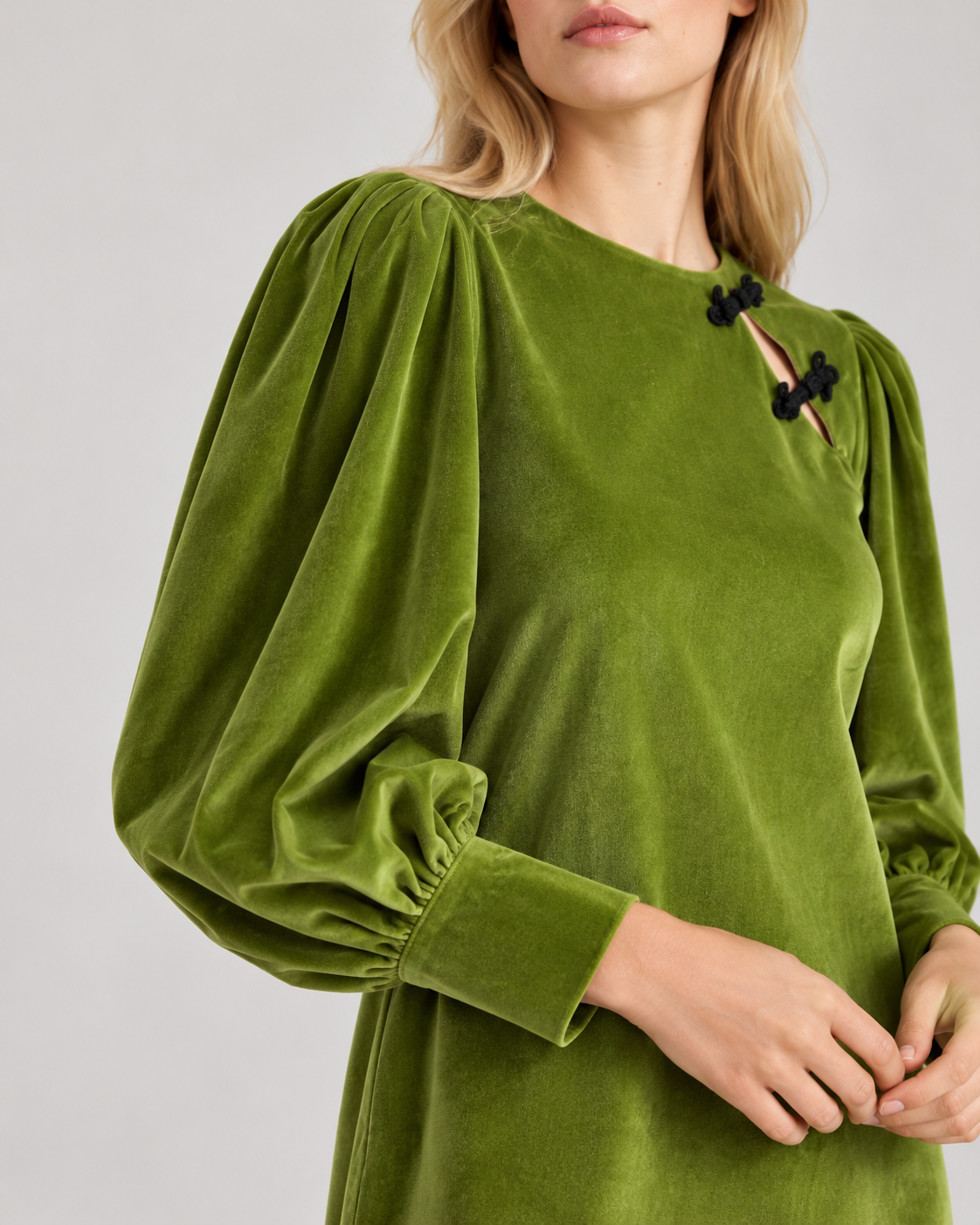 Robe Olivia vert prairie portée, vue de trois quarts