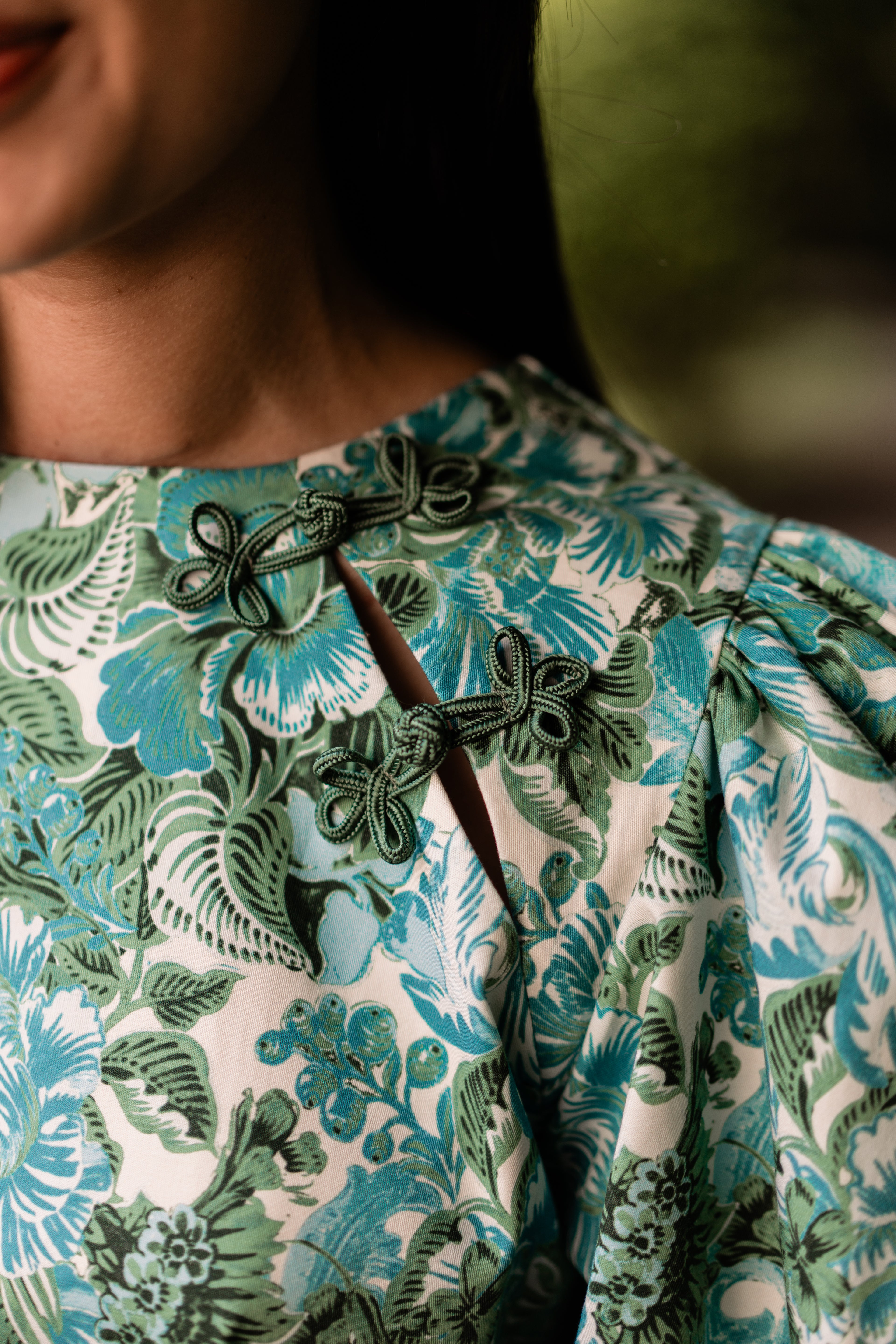 Robe Hyacinthe — Iris de Froment — détail brandebourgs et motifs