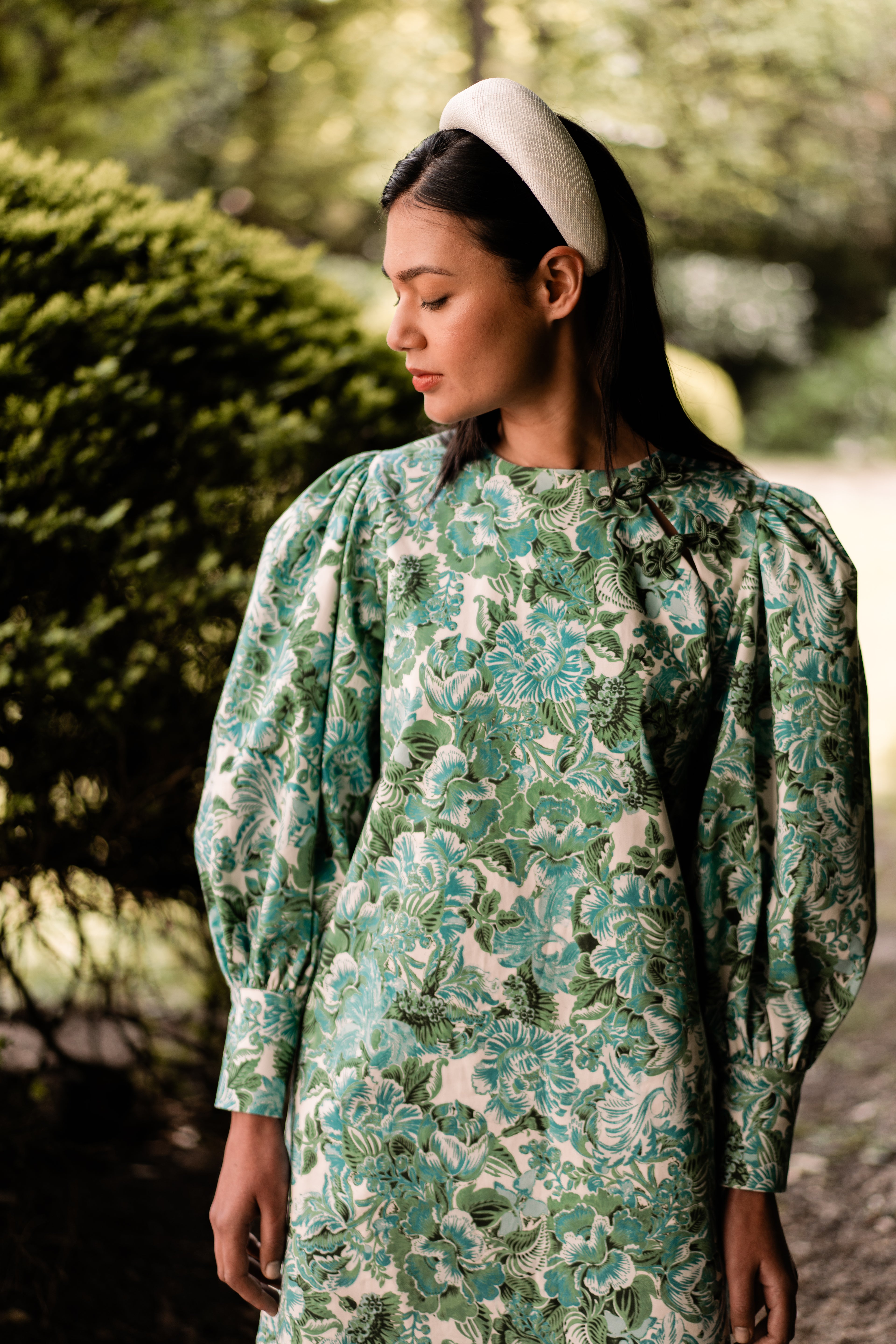 Robe Hyacinthe — Iris de Froment — robe de cérémonie fleurie à manches bouffantes et brandebourgs