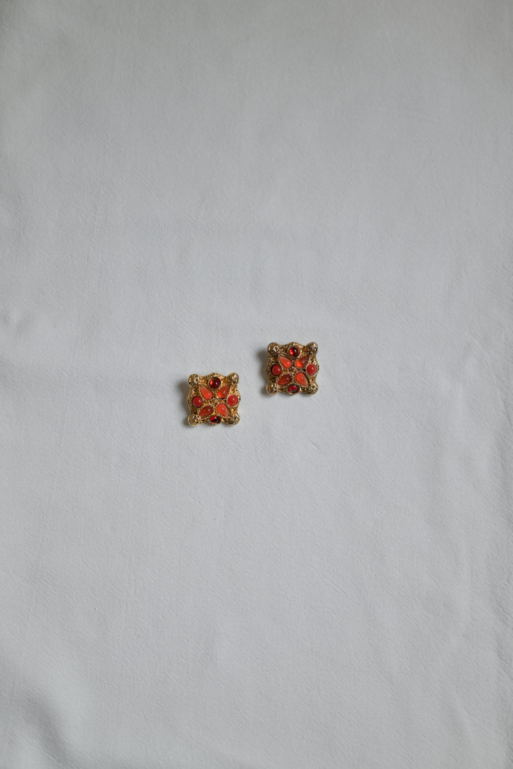 Clips d'oreilles Rania — Iris de Froment — clips dorés à pierres 