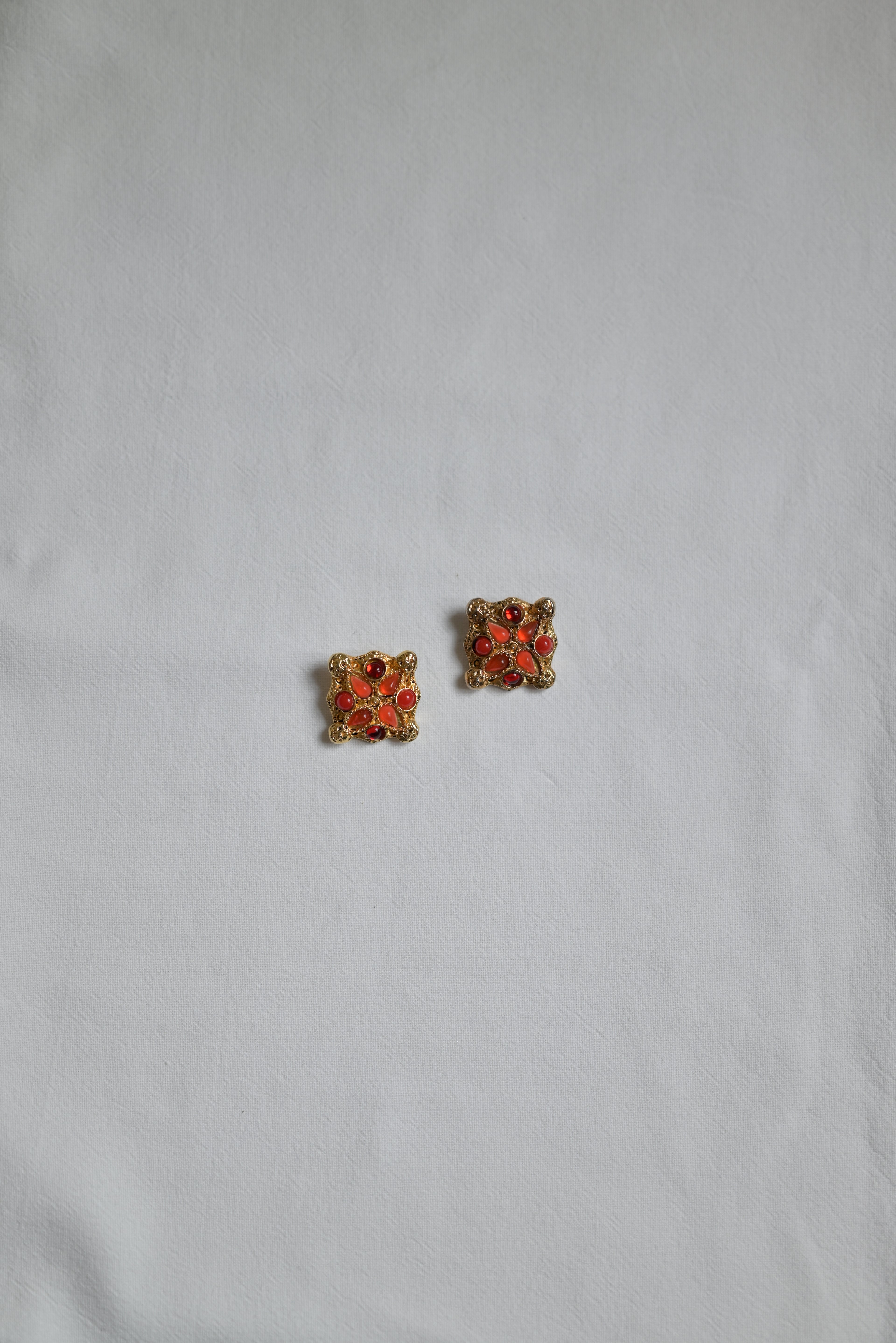 Clips d'oreilles Rania — Iris de Froment — clips dorés à pierres 