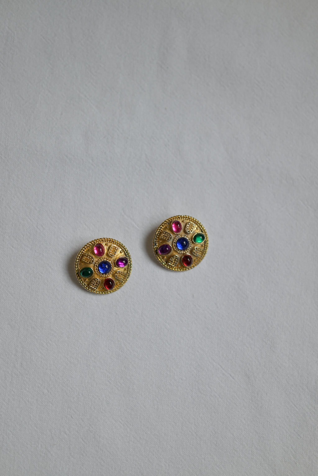 Clips d'oreilles Théodora — Iris de Froment — clips dorés à pierres colorées