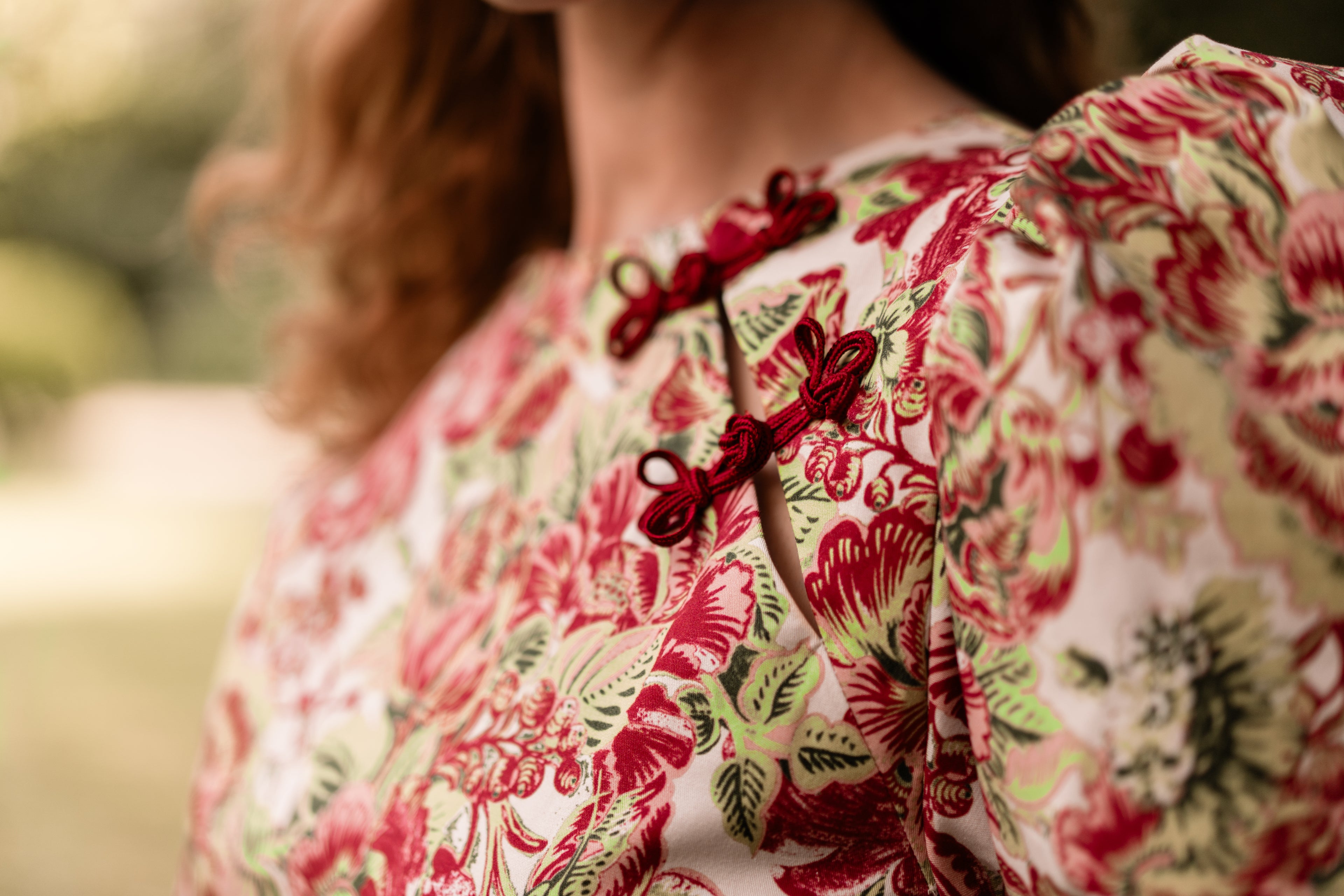 Robe Hortense — Iris de Froment — robe de cérémonie détail brandebourgs