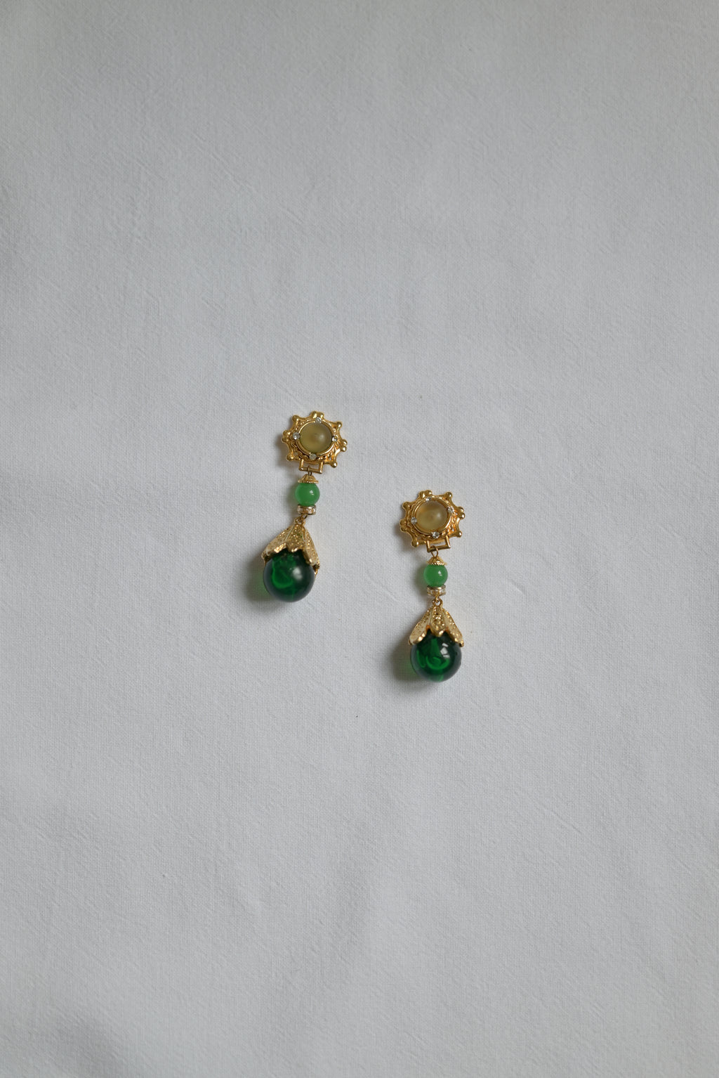 Clips d'oreilles Isadora — Iris de Froment — clips pendantes fantaisie à pierres vertes