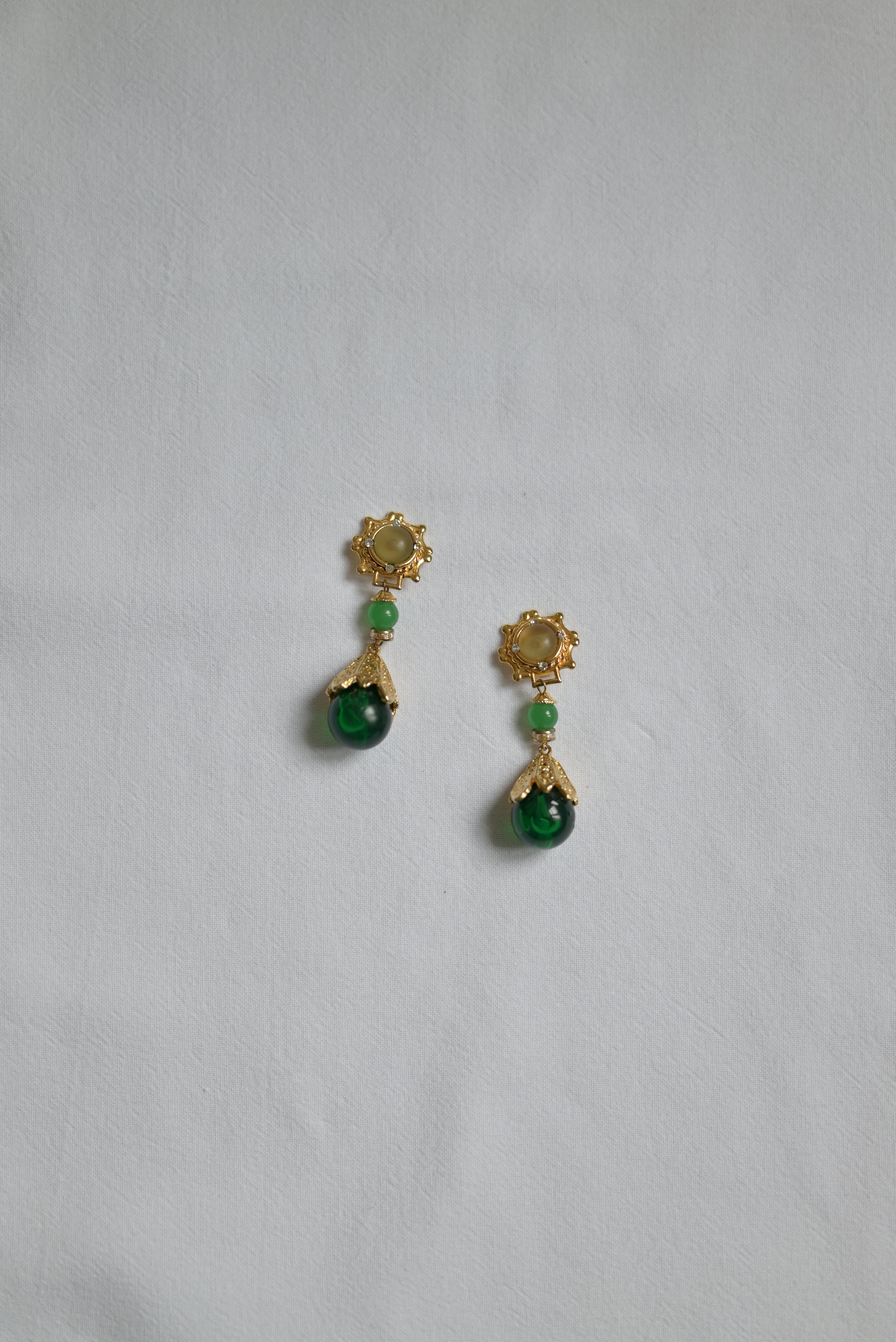 Clips d'oreilles Isadora — Iris de Froment — clips pendantes fantaisie à pierres vertes