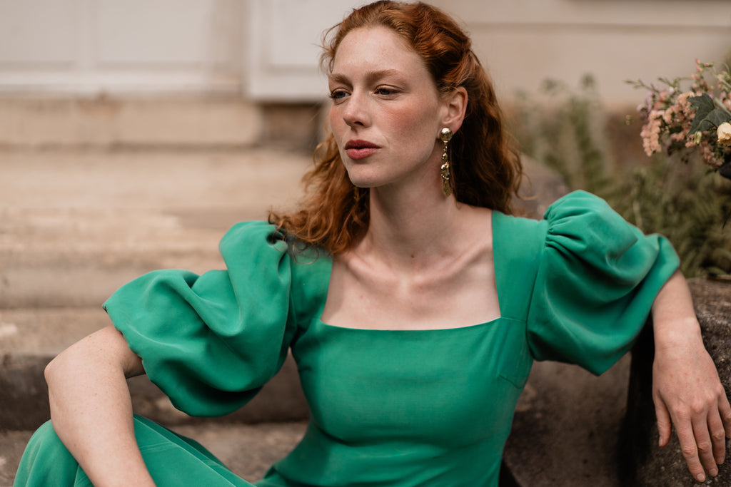 Robe Ivy — Iris de Froment — robe de cérémonie verte décolleté carré