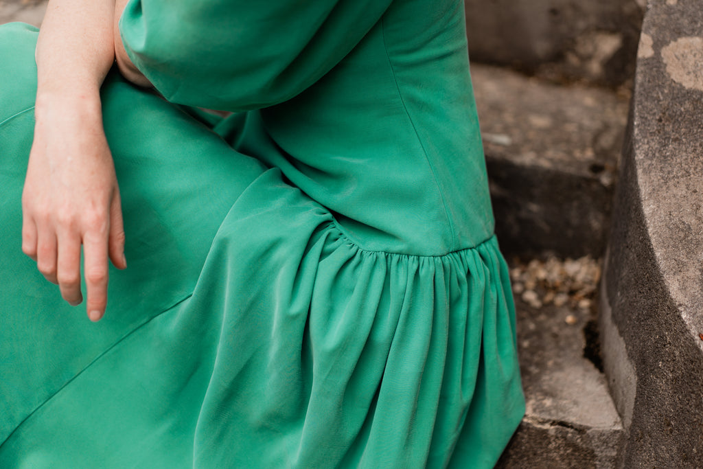 Robe Ivy — Iris de Froment — robe de cérémonie verte détail fronces