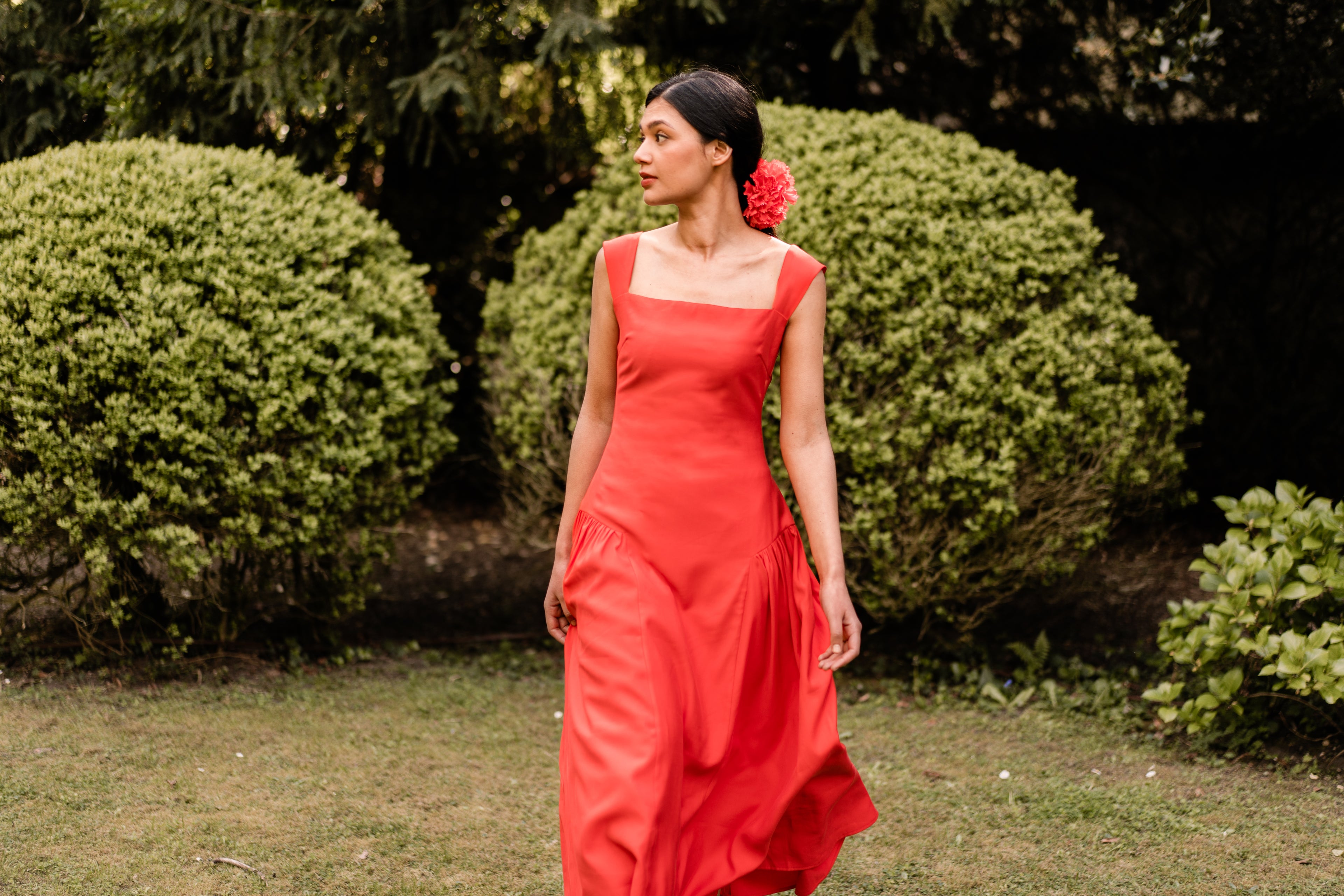 Robe Rosa — Iris de Froment — robe de cérémonie en viscose rouge taille basse